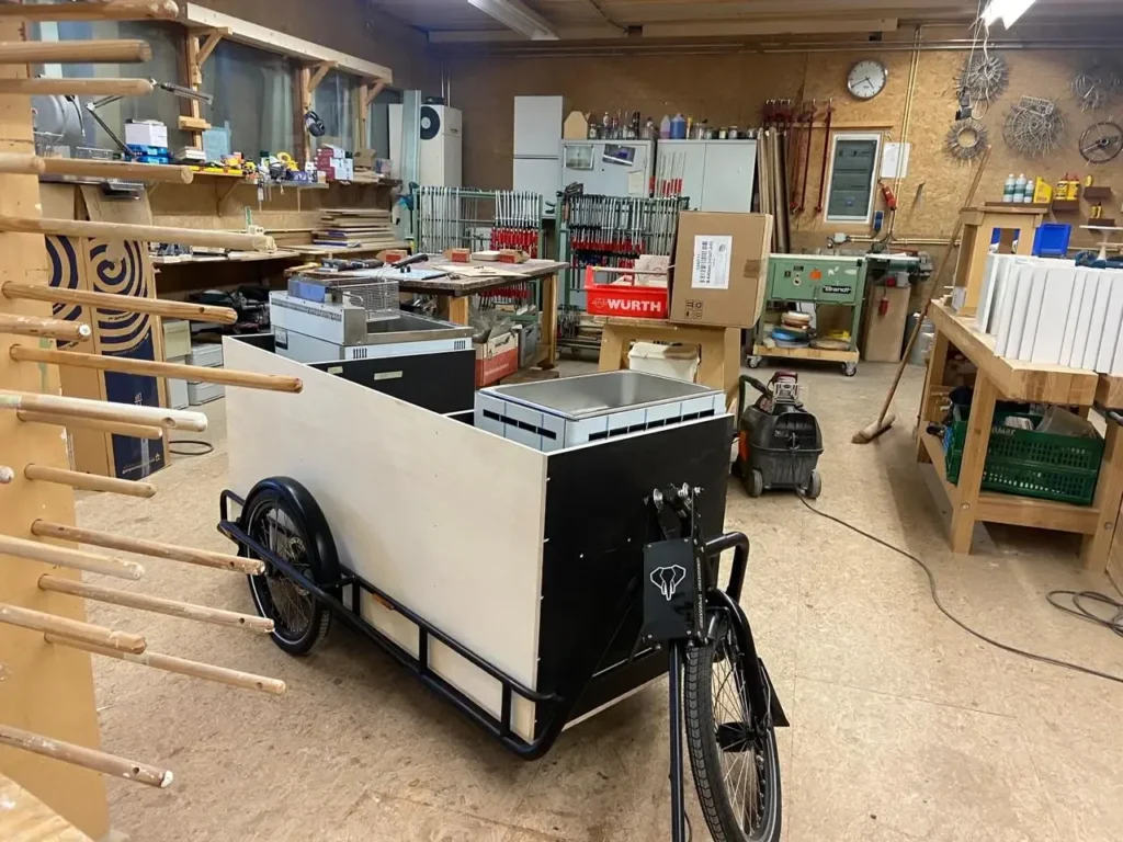 De frietkar in aanbouw in de werkplaats