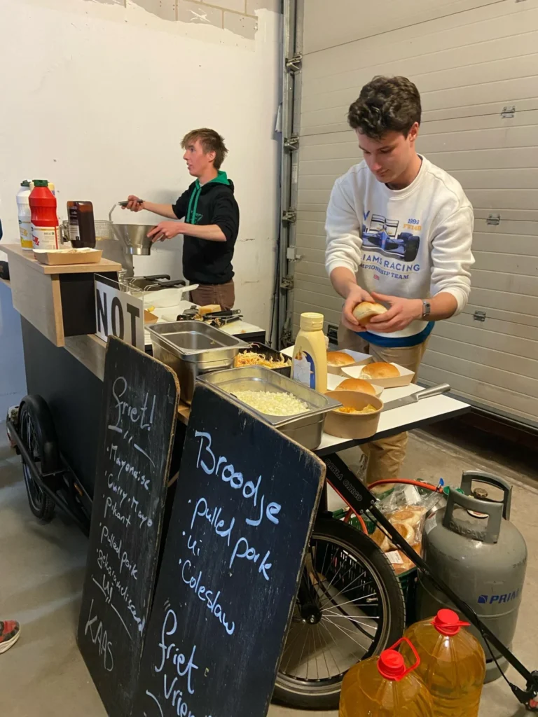 De FrietVrienden bakken friet bij de opening van de Kunst van Friet in Nieuwegein