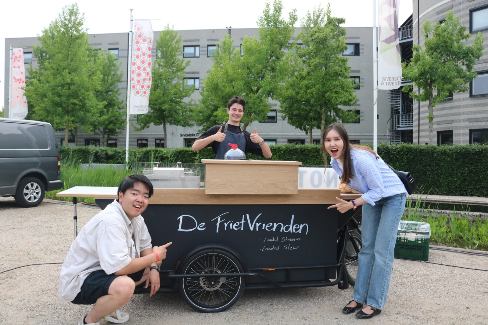 De FrietVrienden met de frietkar bij S.A. Stress op de Universiteit Twente