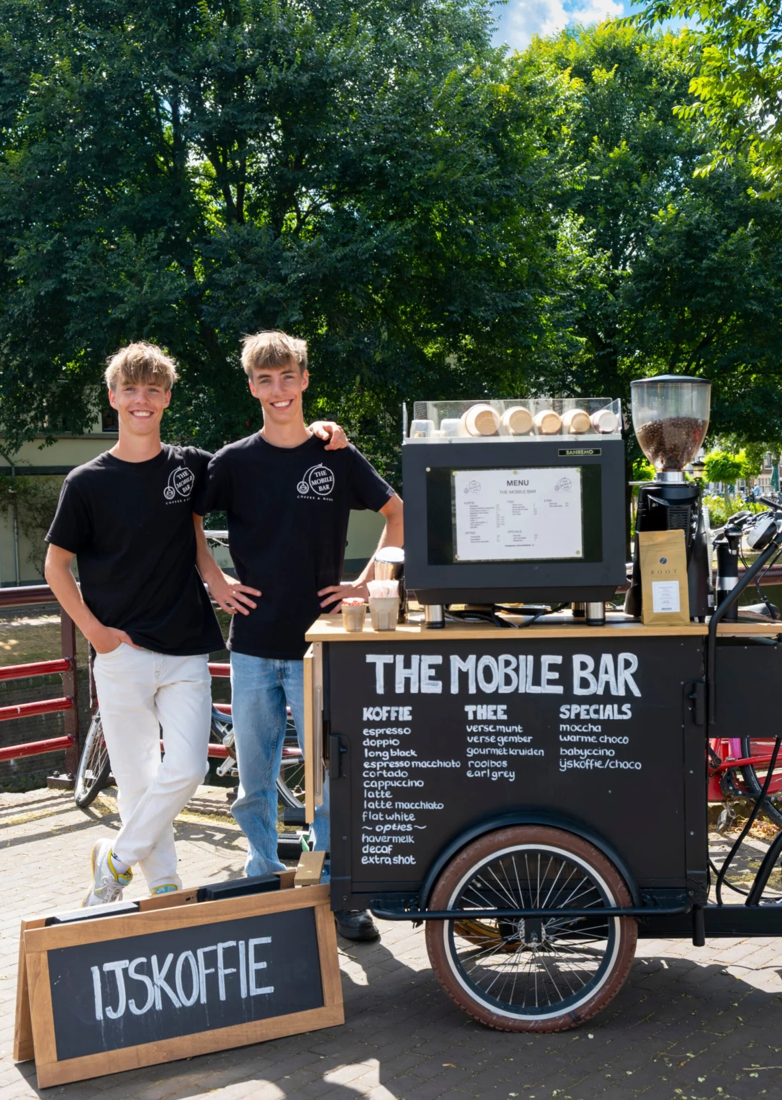 Het team van The Mobile Bar bij hun koffiekar in Utrecht