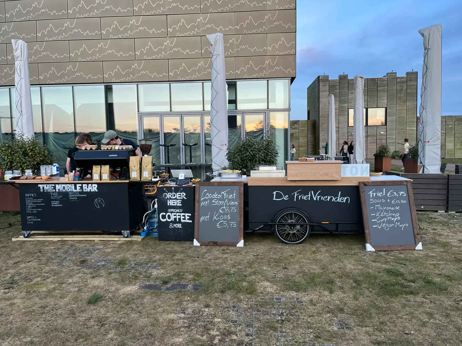 De frietkar naast The Mobile Bar bij The Passion op Castellum Hoge Woerd